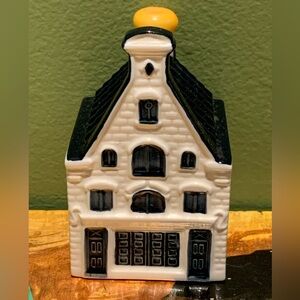 KLM Blue Delft House Bottle by BOLS # 66
Amsterdam Sealed Not Empty